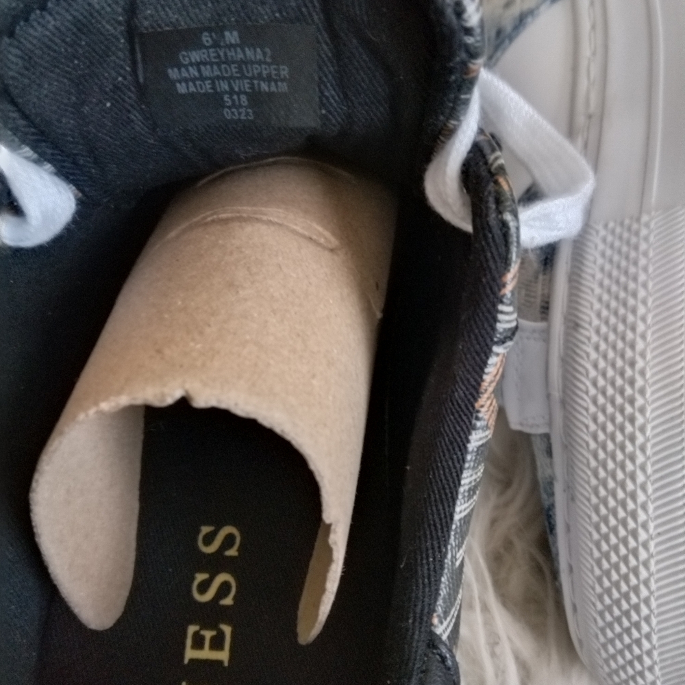 Guess sneakers - Picture 8 of 9